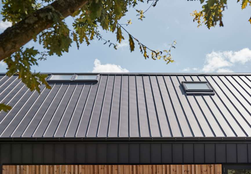 Erweiterung aus Stahl und Holz verschafft der Risskover Bibliothek zusätzlichen Raum „zum Ausleihen“, Risskover Bibliothek - Fortebakken 1, 8240 Risskov, Dänemark